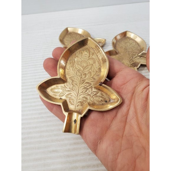 Vintage small etched brass leaf ashtray- aged - set of three - Picture 2 of 10